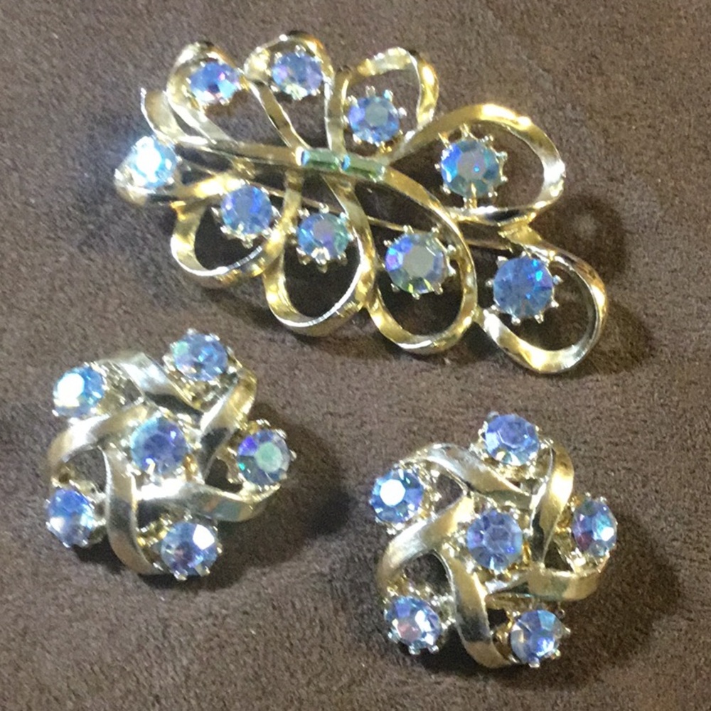 Vintage blue rhinestone brooch and earrings
